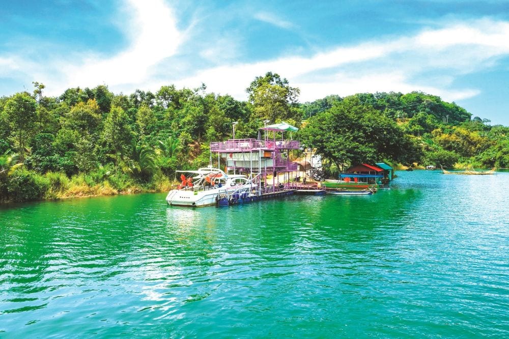 Tour du thuyền trên hồ Đa Mi